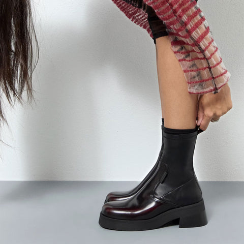 Oliana - Burgundy Black